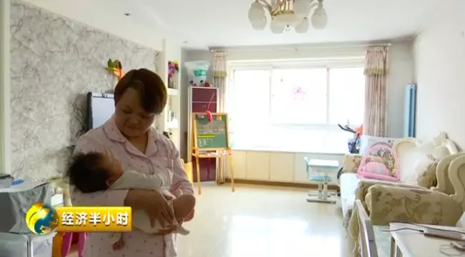 月薪25000,还得提前半年约,月嫂行业为啥这么火爆?